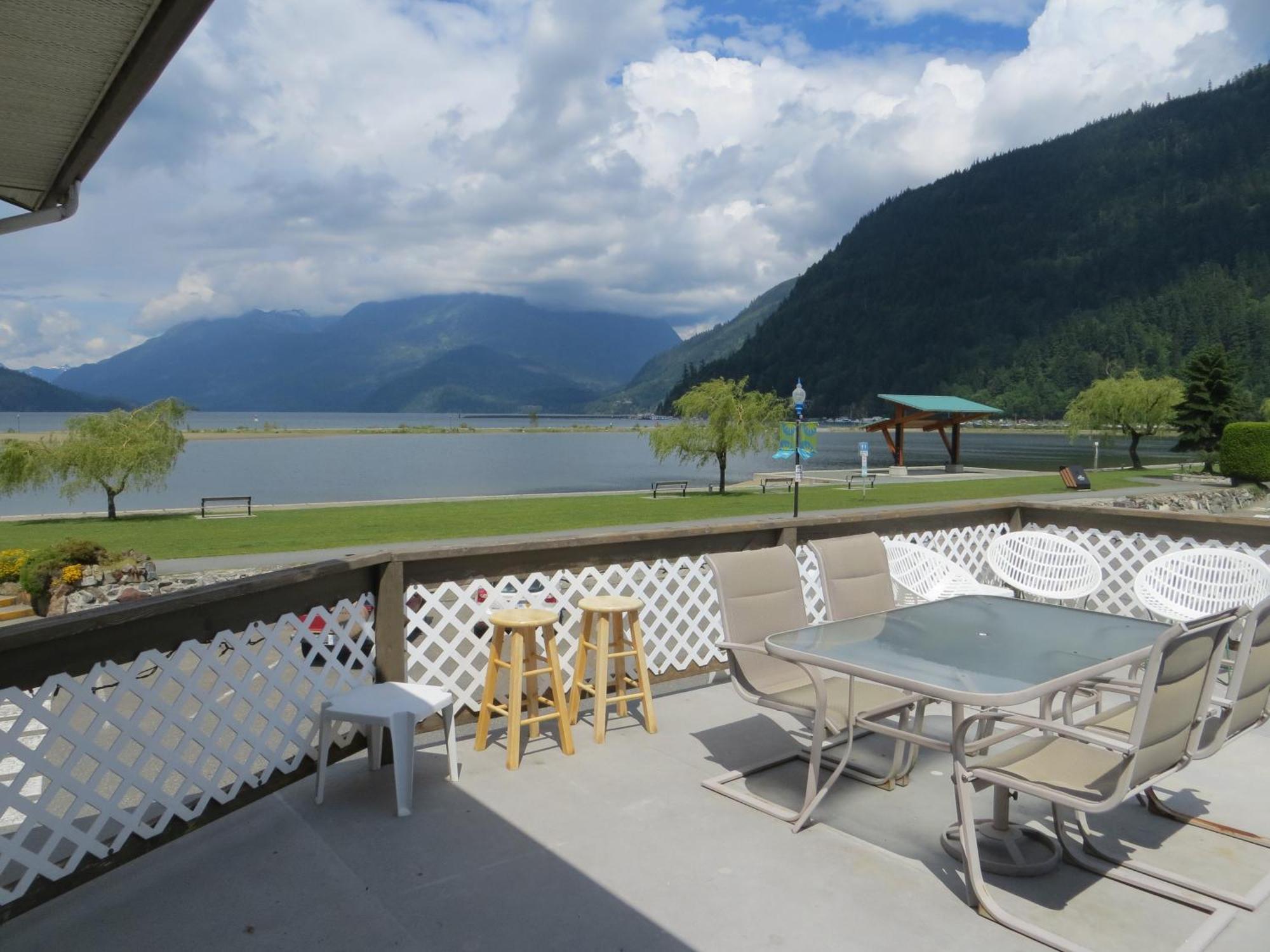 Harrison Village Motel Harrison Hot Springs Exterior photo