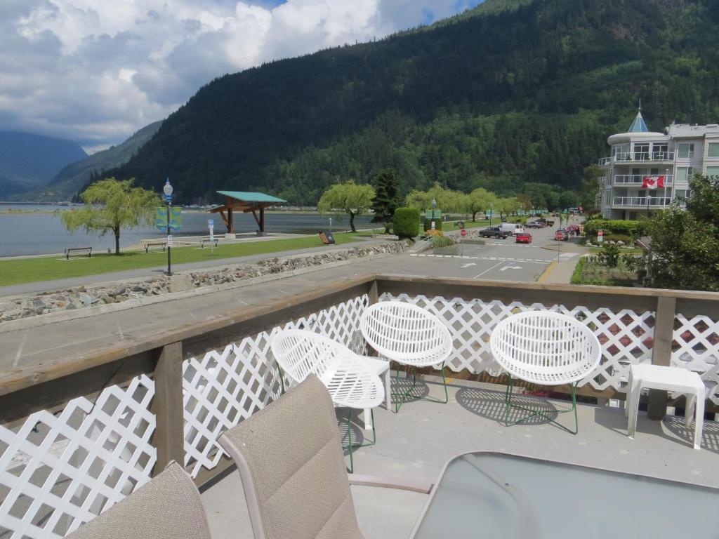 Harrison Village Motel Harrison Hot Springs Exterior photo